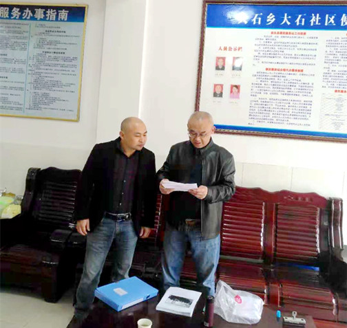 走访社区群众.jpg