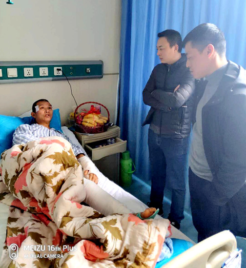 看望受伤员工.jpg