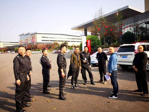 张小南(中黄色衣服)现场落实_副本.jpg 张小南(中黄色衣服)现场落实_副本.jpg