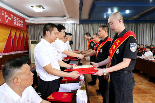 颁发荣誉.JPG
