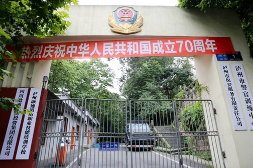 悬挂标语.jpg 悬挂标语.jpg