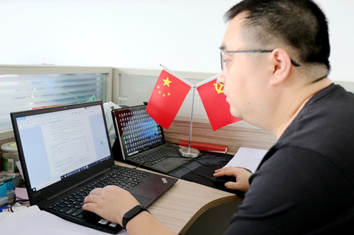 国旗相伴.jpg 国旗相伴.jpg
