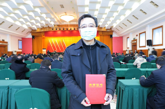 手捧荣誉_副本.jpg