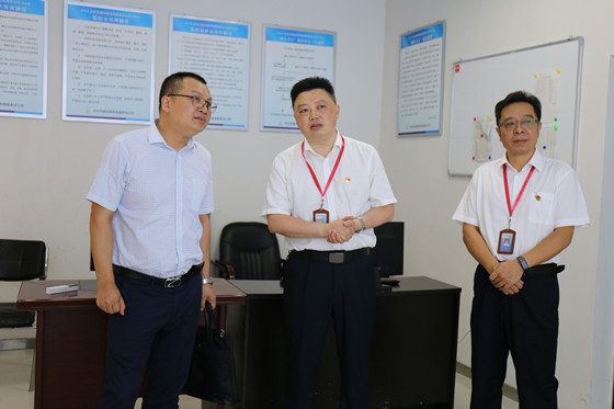 参观云墙中心.JPG